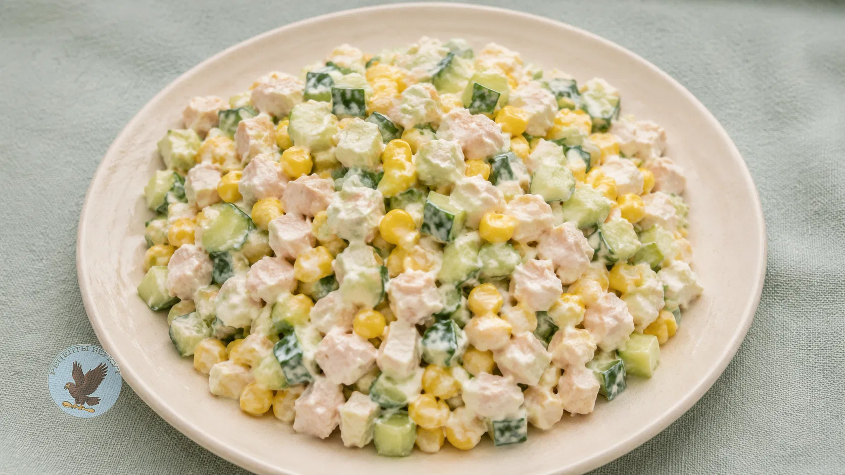 Салат с курицей, огурцом и кукурузой