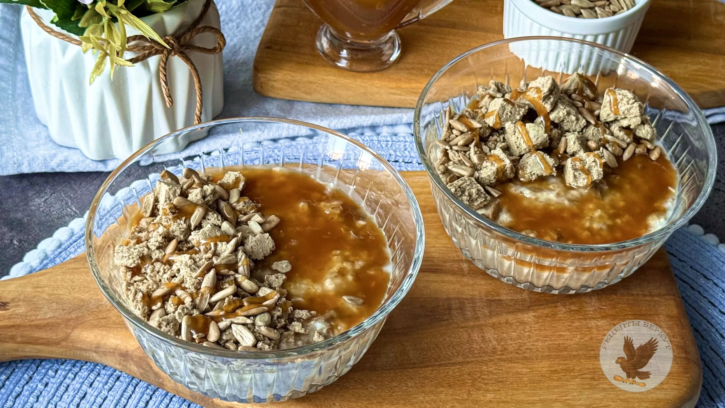 Быстрая овсянка с карамелью, халвой и хрустящими семечками