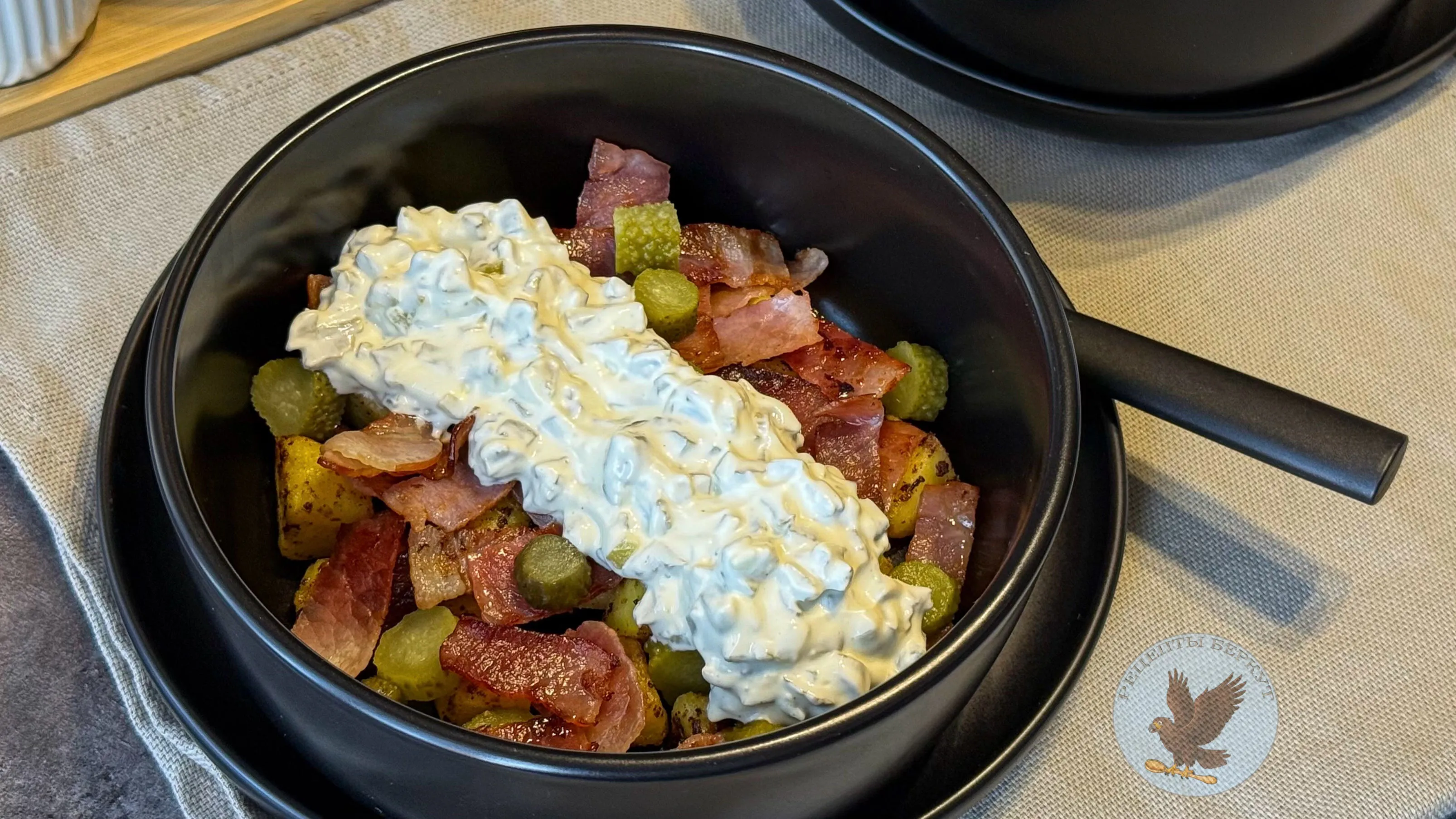 Тёплый салат с хрустящим беконом и соусом тартар