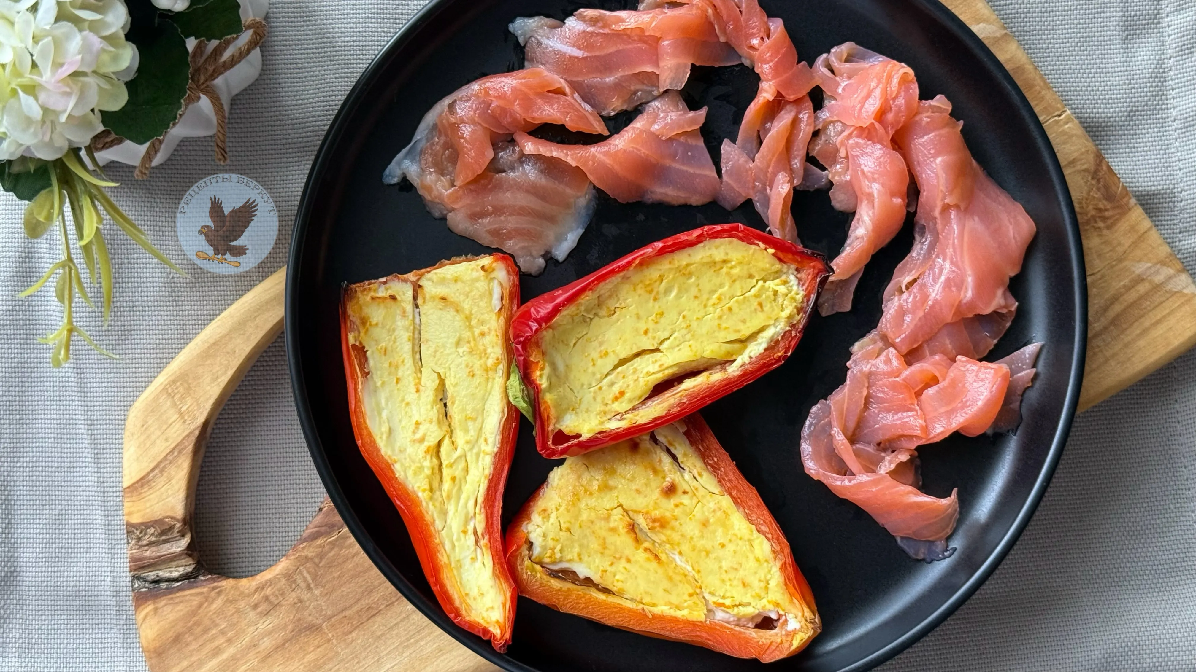 Запечённые перцы с творожным сыром и лососем