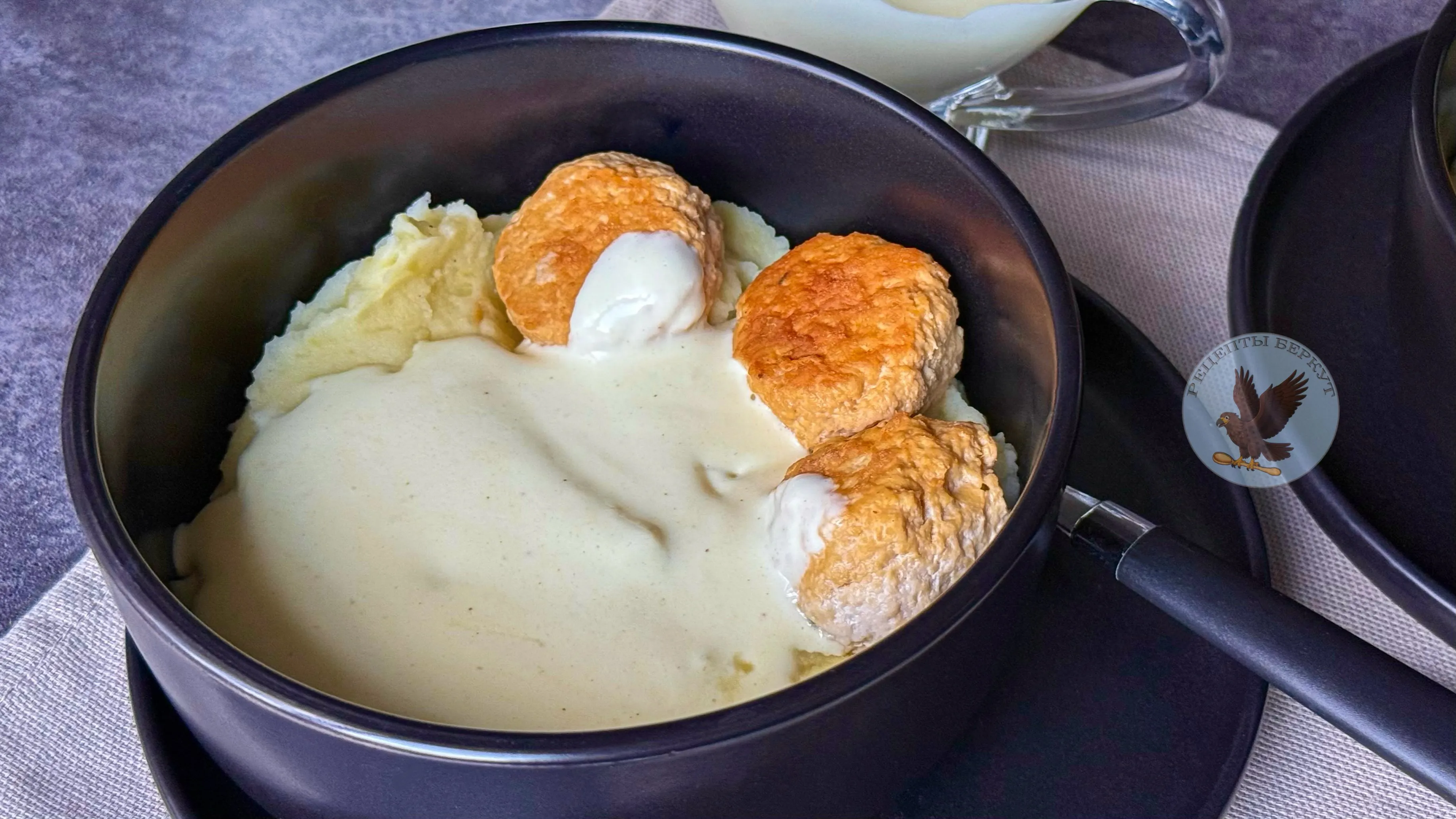 Картофельное пюре с куриными котлетами и домашним сырным соусом
