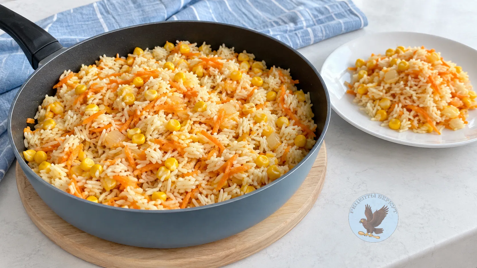 Рис с кукурузой и морковью на сковороде