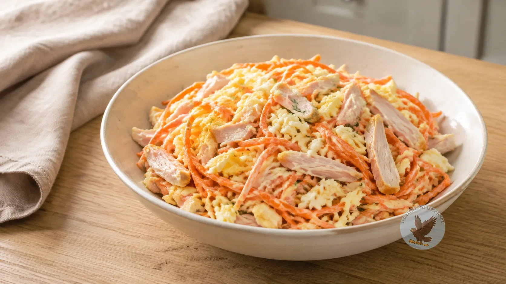 Салат с корейской морковью, копчёной курицей и сыром