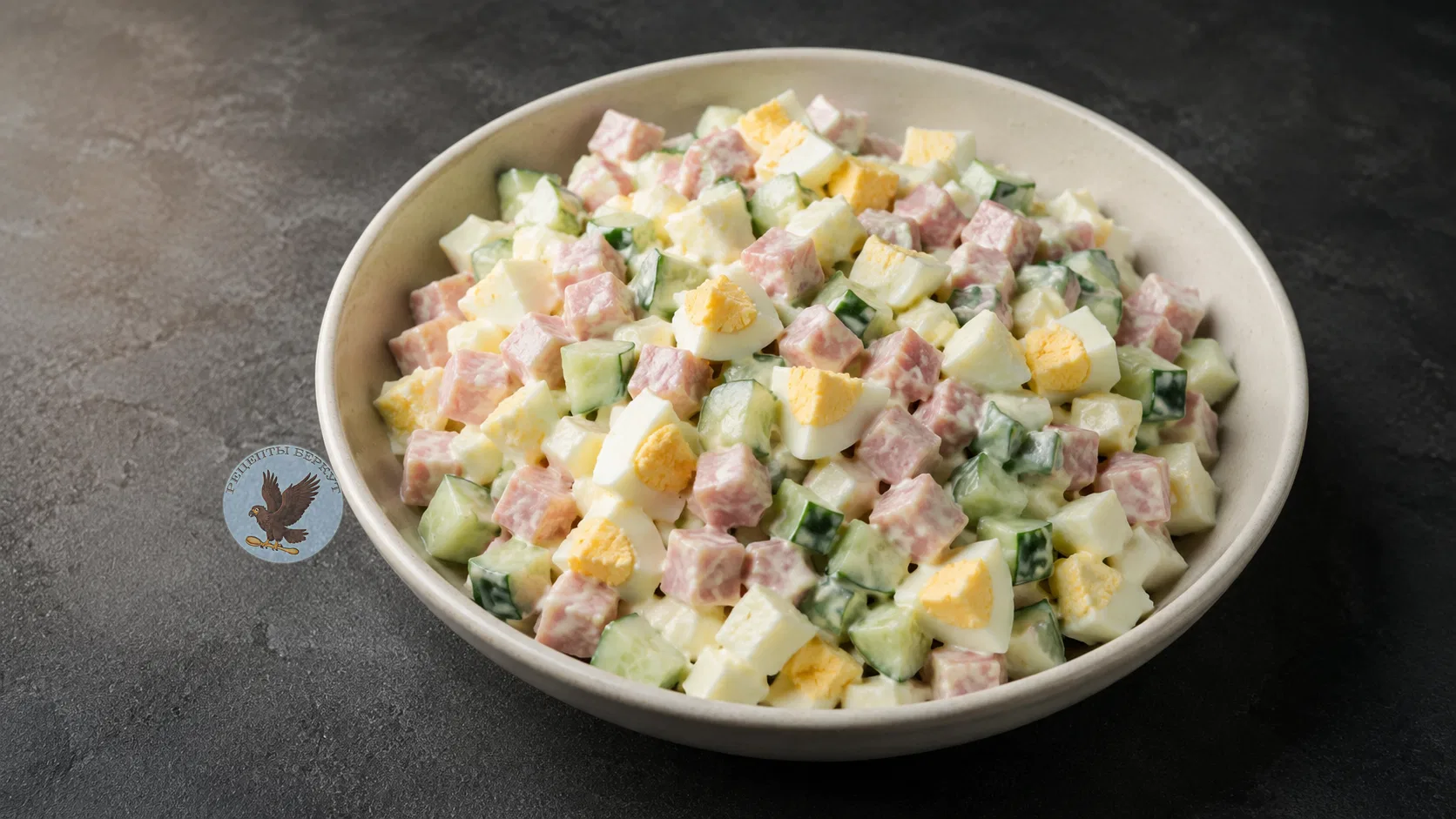 Салат с ветчиной, огурцом и яйцом
